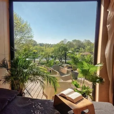 Riverfront In The Garden Villa *