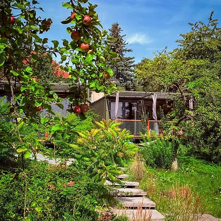 W Ogrodzie - Riverfront Holiday home *